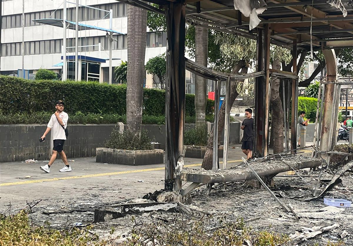 FOTO: Sisa Amuk Massa, Halte Hangus dan Pagar DPR Jebol