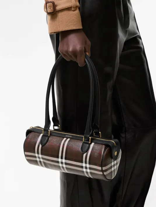 Jangan sampai terlewatkan, Burberry Mini Check Barrel Bag. Tas dengan material durable coated canvas bermotif House Check pattern yang menggemaskan.  / Foto dok: Burberry.