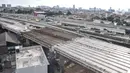 Pekerja menyelesaikan proyek pembangunan Jalan Tol Bekasi-Cawang-Kampung Melayu (Becakayu) Seksi 1, D.I Panjaitan, Jakarta, Kamis (18/11/2021). BPJT mendata hingga akhir kuartal III/2021 perkembangan pembangunan Tol Becakayu Seksi 1 saat ini mencapai 95,54 persen. (merdeka.com/Iqbal S Nugroho)