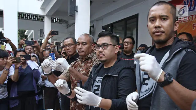 PHOTO: Pakai Sabu, Tio Pakusadewo Resmi Kenakan Baju Tahanan