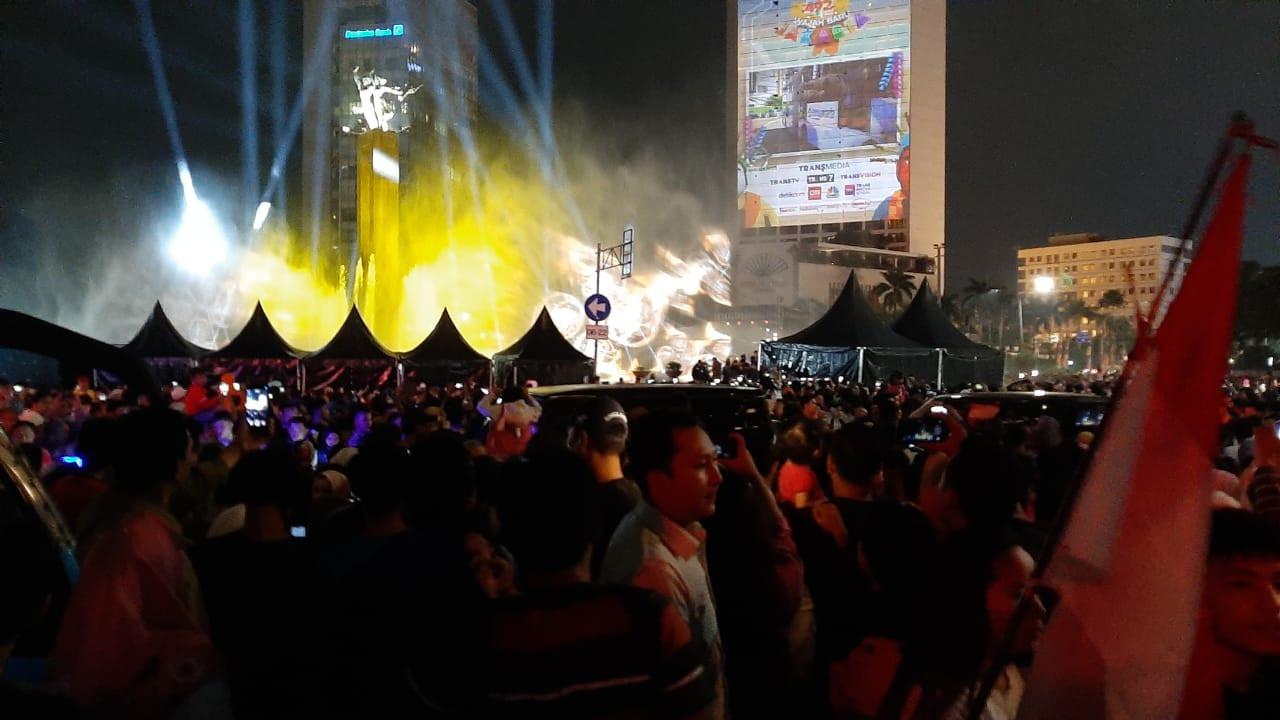 Ratusan orang tampak memadati lokasi panggung utama perayaan HUT ke-492 Kota Jakarta di Bundaran Hotel Indonesia (HI), Jakarta Pusat.