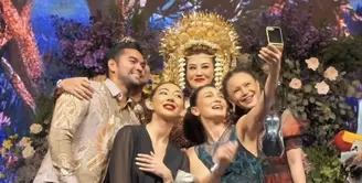 Luna Maya juga hadir mengenakan dress panjang sleeveless waena hitam dengan aksen biru sambil membawa handbag silver. [@lunamaya]