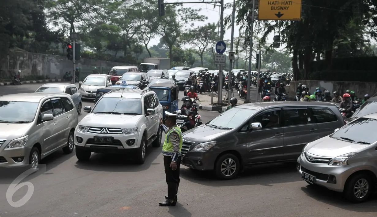 Kepadatan kendaraan di Jalan Galungung yang menghindari kawasan Sudirman, Jakarta, Selasa (30/8). Pembatasan kendaraan bermotor berdasarkan pelat nomor ganjil dan genap di sejumlah jalan protokol di Jakarta resmi diberlakukan. (Liputan6.com/Yoppy Renato)