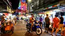 Orang-orang berbelanja di pasar makanan jalanan di Chinatown Bangkok (16/9/2020). Chinatown Bangkok adalah salah satu Chinatown terbesar di dunia. Didirikan pada tahun 1782 ketika kota ini didirikan sebagai ibu kota Kerajaan Rattanakosin.  (AFP/Mladen Antonov)