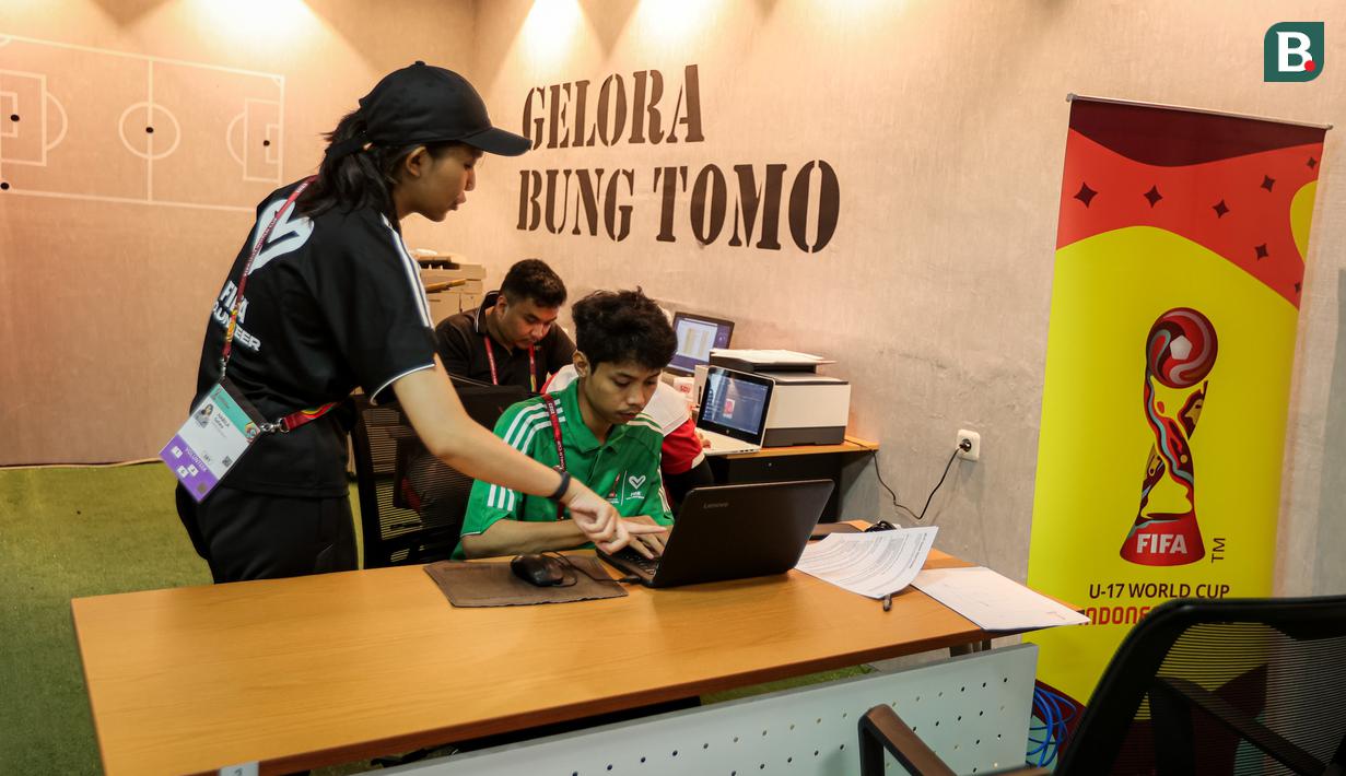 Suasana ruangan khusus wartawan yang akan melakukan peliputan Piala Dunia U-17 2023 di Stadion Gelora Bung Tomo (GBT), Surabaya, Kamis (9/11/2023). (Bola.com/Bagaskara Lazuardi)