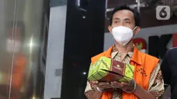 Kuasa Joint Operation CRBC (China Road and Bridge Corporation), PT Wijaya Karya dan PT Pembangunan Perumahan, Tri Atmoko usai menjalani pemeriksaan di Gedung KPK, Jakarta, Kamis (11/8/2022). Tri Atmoko merupakan tersangka dugaan suap pengurusan pembayaran restitusi pajak proyek pembangunan Jalan Tol Solo-Kertosono pada Kantor Pajak Pratama (KKP) Pare, Jawa Timur. (Liputan6.com/helmi Fithriansyah)
