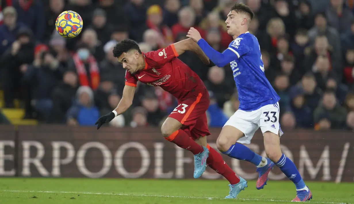 Penyerang Liverpool, Luis Diaz (kiri) berebut bola dengan pemain Leicester City, Luke Thomas selama pertandingan lanjutan Liga Inggris di stadion Anfield di Liverpool, Inggris, Jumat (11/2/2022).  Liverpool menang atas Leicester City 2-0. (AP Photo/Jon Super)
