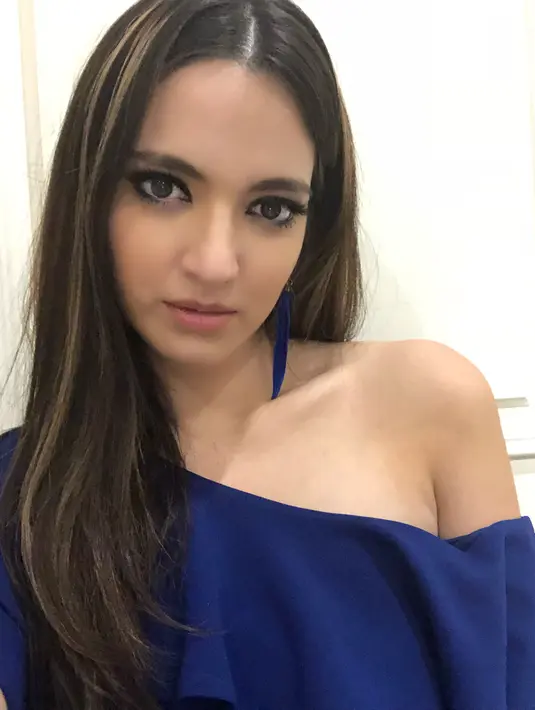 "Jatuhnya sekarang kayak teman. Karena kan sudah mau delapan tahun (menikah). Jadi sudah tahu lah orangnya kayak gimana-gimana. Terus menjaga keharmonisannya, komunikasi harus selalu," Nia Ramadhani mengakhiri. (Instagram/ramadhaniabakrie)