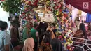 Warga antre memberikan hak suaranya di TPS 09 Kelurahan Sambirejo yang berkonsep pesta pernikahan di Semarang, Jawa Tengah, Rabu (17/4). TPS itu dihiasi dengan dekorasi mewah dan menarik layaknya tempat pesta pernikahan agar semua warga senang ketika datang untuk mencoblos. (Liputan6.com/Gholib)