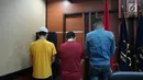 Sebanyak tiga orang WNA yang terjaring razia di salah satu hotel kawasan Sawah Besar saat konferensi pers di Kantor Imigrasi Kelas I Non TPI Jakarta Pusat, Kamis (8/8/2019). Mereka ditangkap Satpol PP bersama pasangannya masing-masing diduga tengah pesta seks. (Liputan6.com/Immanuel Antonius)