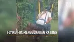 Aksi ekstrem seorang Pria bermain flying fox menggunakan motor RX King.