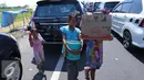 Sejumlah anak berjualan di pintu tol keluar Brebes Timur, Jawa Tengah, (3/7).Mudik lebaran dan libur sekolah di manfaatkan oleh anak-anak yang tinggal di kawasan tersebut untuk berjualan minuman dan makanan. (Liputan6.com/Angga Yuniar)