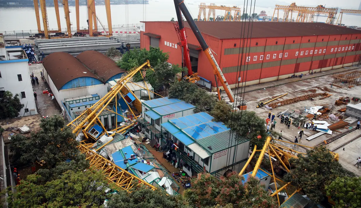 Badai yang menerjang kota Dongguan menyebabkan sebuah crane runtuh menimpa bangunan sementara dua lantai di Guangdong, Tiongkok, Rabu (13/4). 18 orang tewas sementara belasan lainnya dilarikan ke rumah sakit akibat kejadian tersebut. (AFP/CHINA OUT)