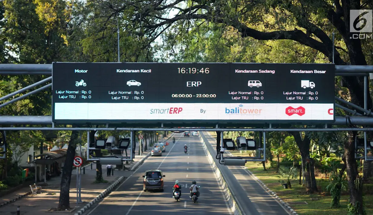 Kendaraan melintas di bawah mesin electronic road pricing (ERP) di Jalan Medan Merdeka Barat, Jakarta, Rabu (11/9/2019). Pemprov DKI Jakarta membatalkan proses lelang tender untuk jalan berbayar atau ERP setelah mendapatkan opini hukum dari Kejaksaan Agung RI. (Liputan6.com/Immanuel Antonius)