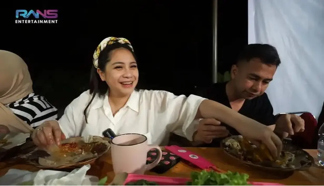Nagita Slavina kerap mengunggah momen jajan di warung. Ia kerap didampingi Raffi Ahmad kulineran warteg hingga jajanan modern. Belakangan viral video Nagita Slavina menolak kembalian uang saat jajan burger di pinggir jalan. (Liputan6.com/Youtube/Rans Entertainment)