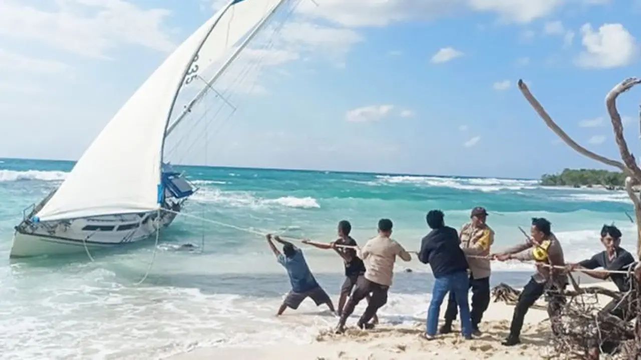 Yacht Berbendera Australia Terdampar di Rote Ndao