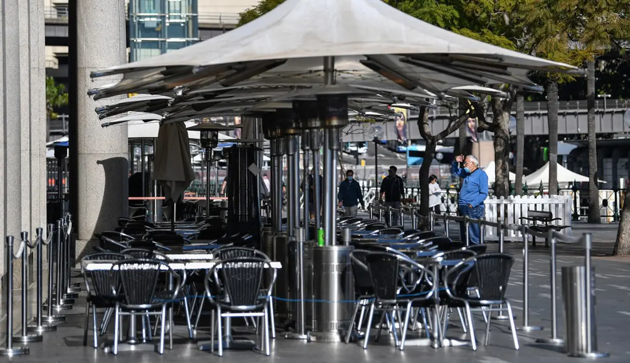 Sebuah restoran tutup di Sydney, Australia, Sabtu (26/6/2021). Pihak berwenang melakukan lockdown beberapa area pusat kota terbesar di Australia untuk menantisipasi penyebaran virus corona COVID-19 varian Delta yang sangat menular. (Saeed KHAN/AFP)