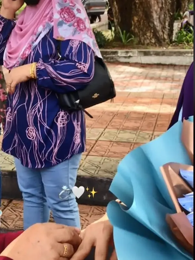 Super Bahagia, Perempuan Disematkan Cincin Tunangan di Hari Wisuda
