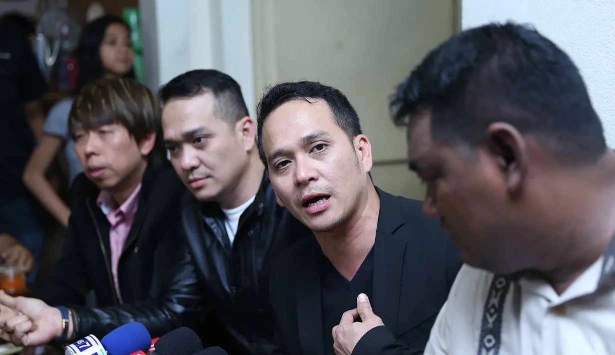 "Pas belum selesai ngomong, adik saya langsung dipukul. Keadaannya membelakangi pelaku. Harapannya mungkin adik saya pingsan. Tapi adik saya langsung tanya 'ya Allah kenapa saya dipukul?'" ujar Fadlan. (Nurwahyunan/Bintang.com)