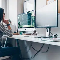 Regangkan otot tubuh di meja kerja saat tak sempat olahraga dengan 5 gerakan ini. (Photo by Nicole Wolf on Unsplash)