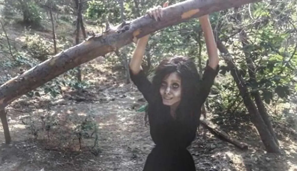 Sahar Tabar berpose di sebuah taman.Gadis asal Iran ini memiliki ribuan pengikut di akun Instagram @ sahartabar_official karena aksinya tersebut. (Instagram/sahartabar_official)