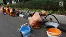 Petugas PPSU Gondangdia mengecat pembatas jalan dengan warna-warni Asian Games di kawasan Menteng, Jakarta, Kamis (12/7). Cat lukisan dinding beraneka gambar dan bentuk untuk menyambut HUT kemerdekaan RI dan Asian Games 2018. (Liputan6.com/Arya Manggala)