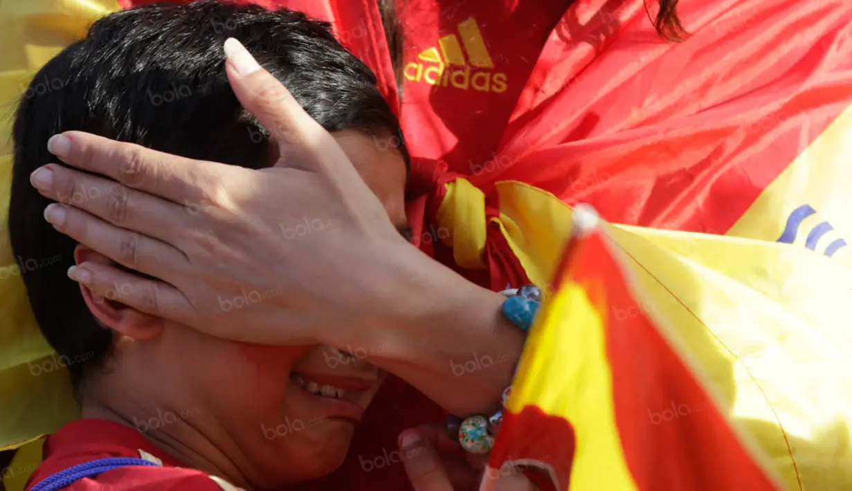 Seorang anak menangis usai Spanyol dikalahkan Italia 0-2 pada babak 16 Piala Eropa 2016 saat nonton bareng di fan zone Kota Paris, Prancis, Senin (27/6/2016). (Bola.com/Vitalis Yogi Trisna)