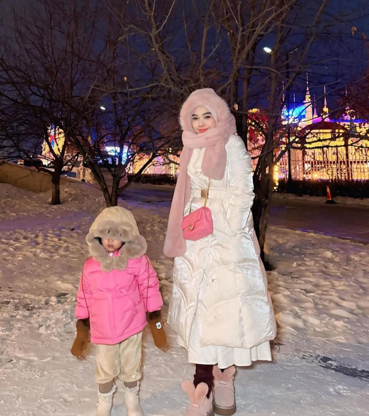7 Potret Ria Ricis dan Moana Bahagia Liburan di Harbin Suhu -15 C, Menikmati Salju dan Cinta di Cuaca Ekstrem