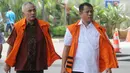 Anggota DPRD Kota Malang Heri Subianto (kiri) dan Sokarno (kanan) tiba di Gedung KPK, Jakarta, Jumat (22/6). KPK memperpanjangan masa penahanan bagi 11 anggota DPRD Kota Malang selama 30 hari. (Merdeka.com/Dwi Narwoko)