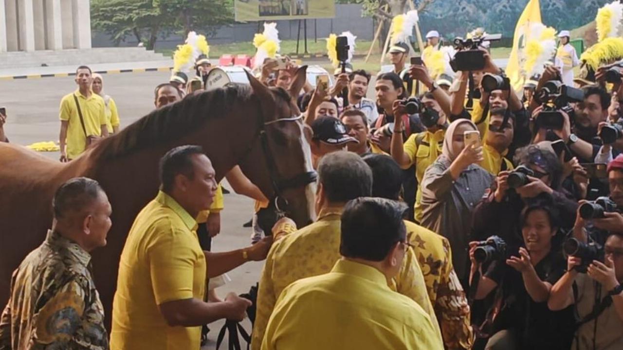 Saat turun dari mobil, Prabowo menghampiri Airlangga dan saling berpelukan. Kehadiran Prabowo juga disambut meriah marching band.