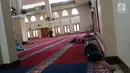 Sejumlah jemaah tidur disela menjalankan ibadah puasa di Masjid Agung Baiturrahim, Provinsi Gorontalo, Sabtu (11/5/2019). Sebagian umat muslim menghabiskan waktu dengan tidur-tiduran di masjid atau melakukan tadarus Alquran pada siang hari selama bulan Ramadan. (Liputan6.com/Arfandi Ibrahim)