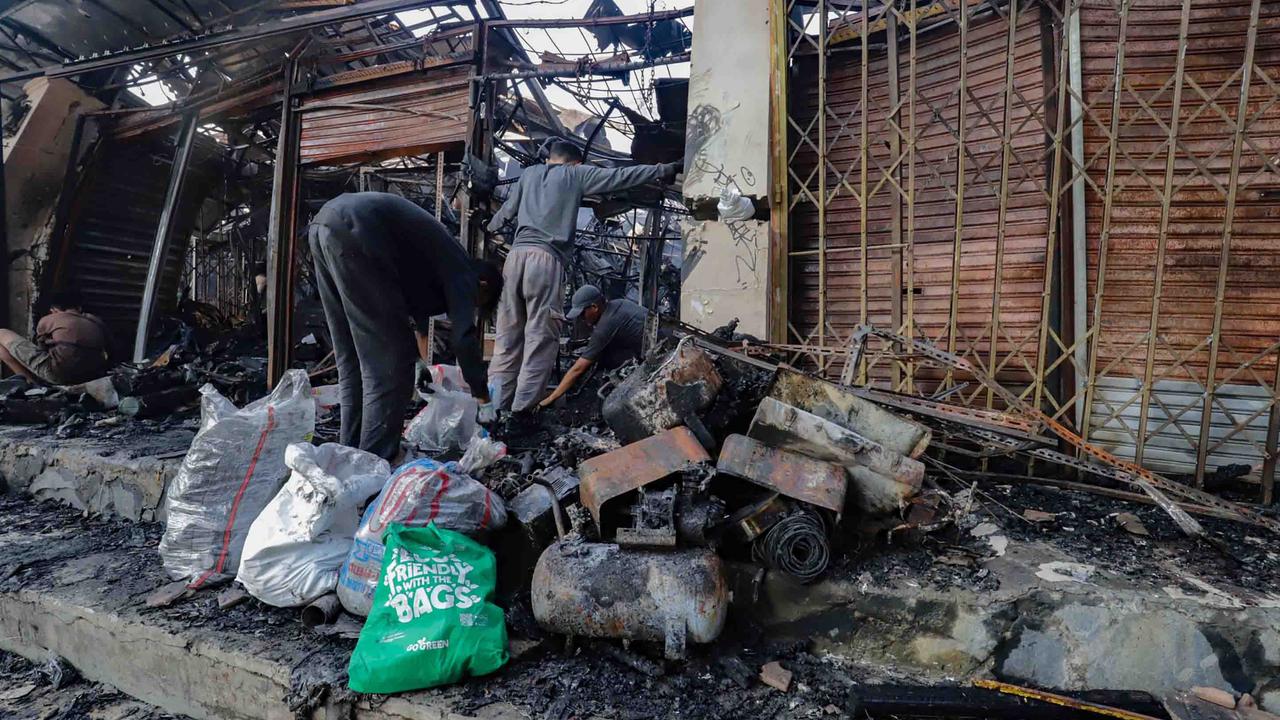 FOTO: Pedagang Taman Puring Mencari Sisa Dagangan Usai Kebakaran Besar