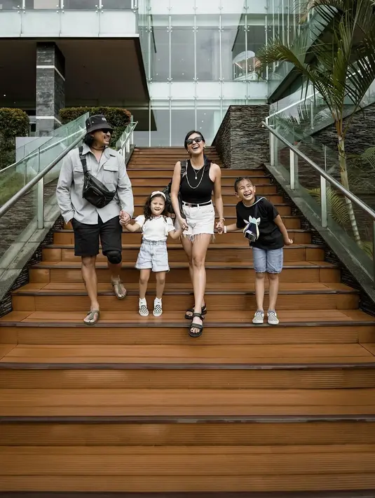 Tak hanya senang bisa menikmati pemandangan di luar hotel saja, Ryan Delon dan keluarga juga menikmati suasana di dalamnya. (Foto: Instagram/@tail_wagging)