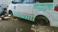 Ban ambulans di Desa Mandirejo Tuban digondol maling. (Adirin/Liputan6.com)