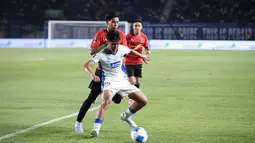 Pemain muda Persib Bandung, Nazriel Alvaro (depan), berusaha mempertahankan penguasaan bola dari kawalan pemain DPMM FC Brunei Darussalam pada laga kedua Grup A Piala Presiden 2026 di Stadion Si Jalak Harupat, Soreang, Kabupaten Bandung, Selasa (28/7/2026). Nazriel menunjukkan performa yang menjanjikan dan menjadi salah satu pemain muda yang mendapat apresiasi dari pelatih Igor Tolic dalam kemenangan 1-0 yang mengantar Persib lolos ke babak semifinal. (Bola.com/Erwin Snaz)