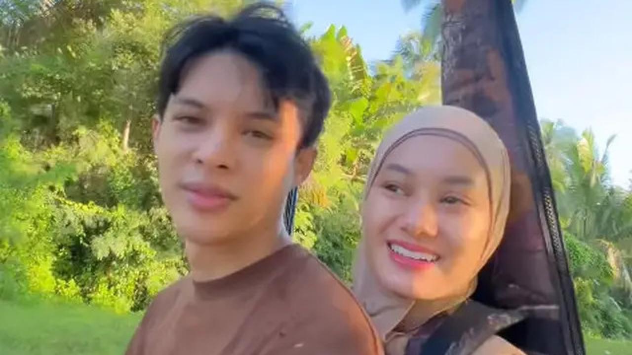 6 Potret Kegiatan Rey Mbayang di Kampung Halaman, Mudik Lebaran Bareng Anak dan Istri