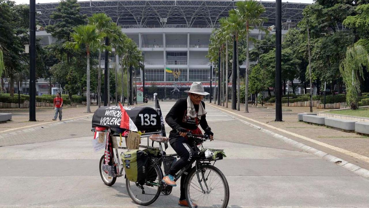 Setelah bersepeda selama 12 hari dari Malang, pria bernama Miftahuddin Ramli, atau akrab disapa Pak Midun, akhirnya tiba di kompleks Gelora Bung Karno, Jakarta, Senin (14/8/2023).
