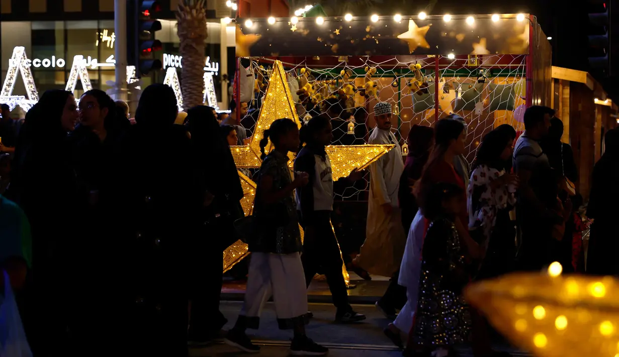 Festival Garangao dilaksanakan pada malam ke-14 bulan suci Ramadan yang menandai pertengahan bulan, di Doha pada 24 Maret 2024. (KARIM JAAFAR/AFP)