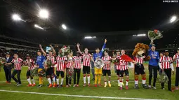 Kemenangan atas Heerenveen membuat PSV kokoh bercokol di puncak klasemen sementara Eredivisie Belanda dengan nilai 79. Dengan pertandingan menyisakan tiga laga lagi, keunggulan 12 angka PSV tak mungkin dikejar Ajax Amsterdam. (psv.nl)