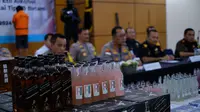 Bea Cukai Batam bekerja sama dengan Polda Kepulauan Riau menindak kontainer bermuatan ribuan botol minuman mengandung etil alkohol (MMEA) ilegal asal Singapura di Kawasan Buana Central Park Batam pada 25 Januari 2024.