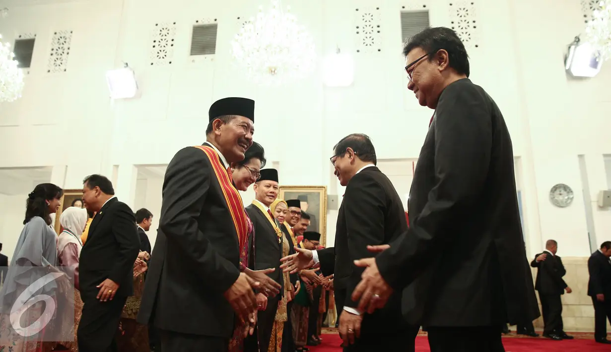 Para penerima tanda kehormatan menerima ucapan selamat di Istana Negara, Jakarta, Senin (15/8). Dalam rangka memperingati HUT RI ke-71, Presiden menganugerahkan Tanda Kehormatan RI kepada sejumlah tokoh di Tanah Air. (Liputan6.com/Faizal Fanani)