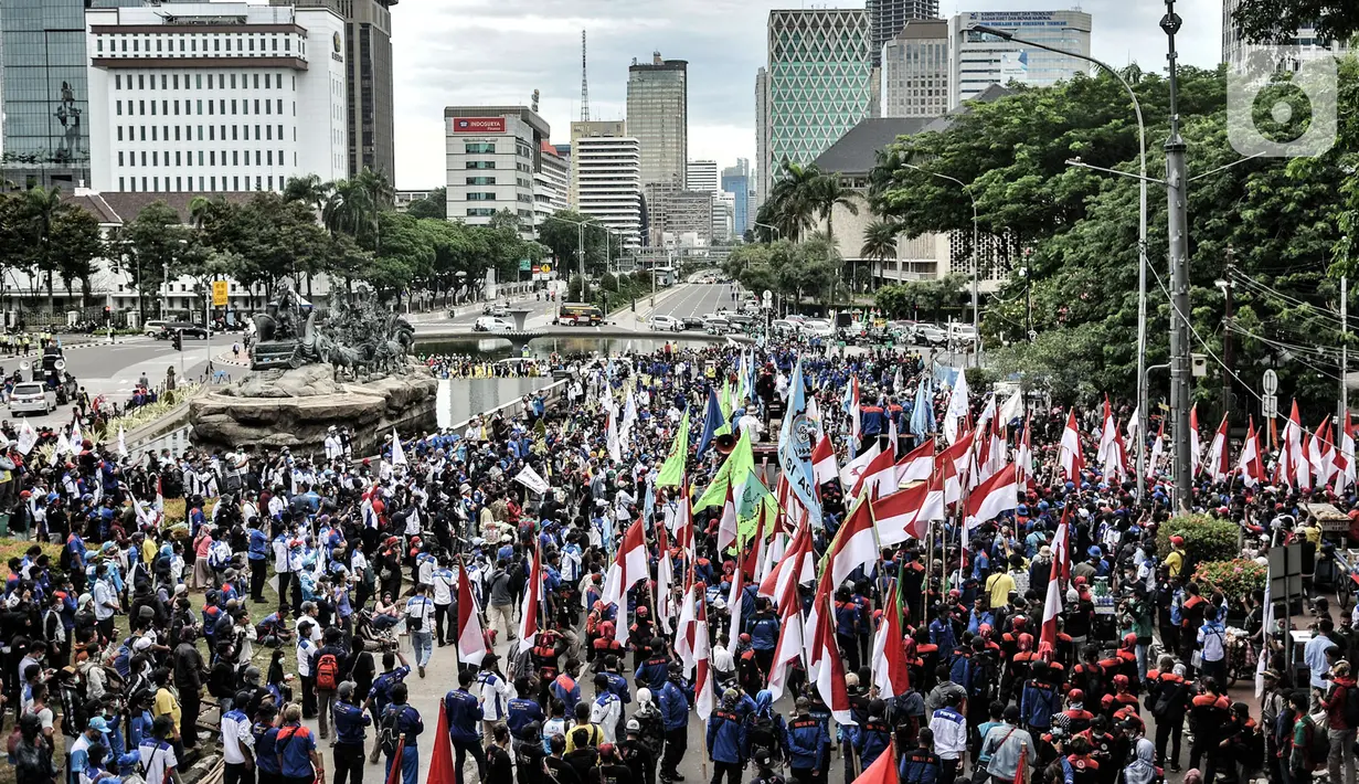 Massa buruh menggelar aksi menolak UU Cipta Kerja di kawasan Patung Kuda, Jakarta, Senin (2/11/2020). Massa buruh dari berbagai serikat pekerja tersebut menggelar demo terkait penolakan pengesahan omnibus law Undang-Undang Cipta Kerja dan upah minimum 2021. (merdeka.com/Iqbal S Nugroho)