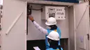 Petugas wanita PLN UID Jakarta Raya melakukan pengecekan gardu distribusi listrik di jalan M.H Tamrin, Jakarta, Rabu (20/4/2022). Jelang peringatan Hari Kartini, perempuan PLN UID Jakarta Raya yang bertugas di lapangan tetap menjaga keandalan kelistrikan Jakarta.  (Liputan6.com/Angga Yuniar)