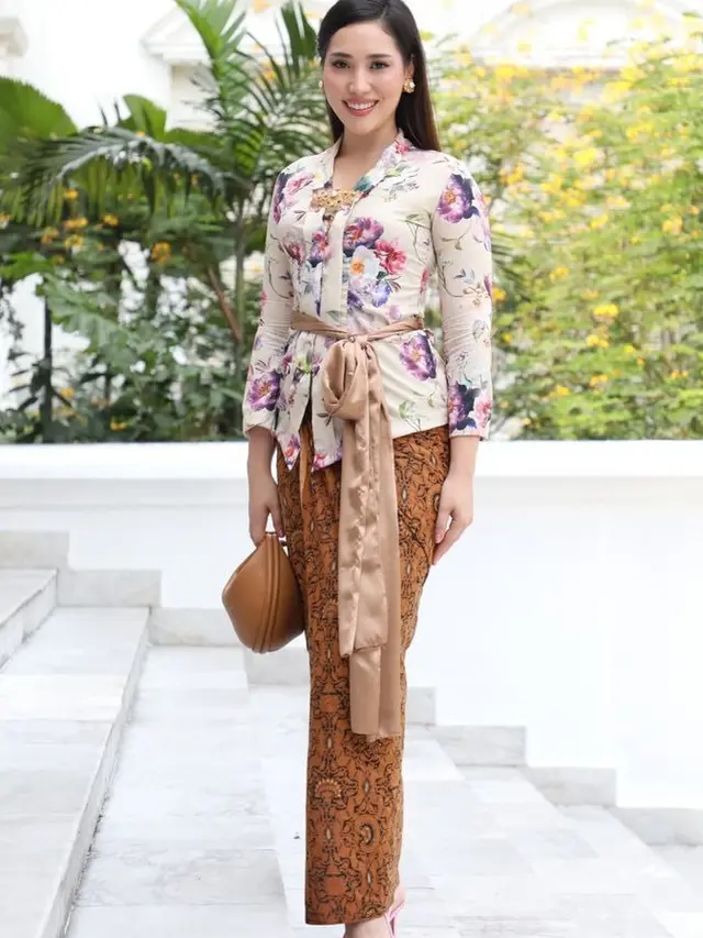 Laksmi DeNeefe  di Tasyakuran 7 Bulanan Erina Gudono