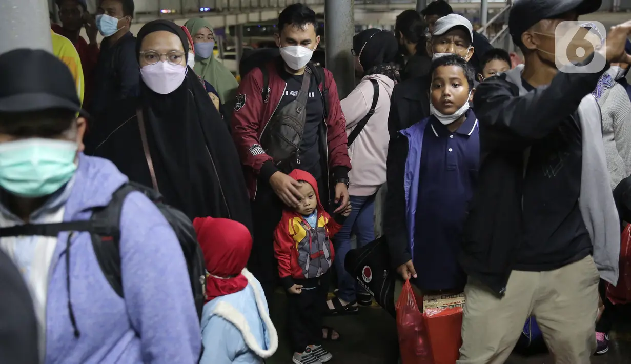 <p>Sejumlah pemudik pejalan kaki antre menunggu giliran masuk ke kapal "Roll on-Roll off" (RoRo) untuk menyeberang di Pelabuhan Merak, Banten, Jumat (29/4/2022) dini hari. Berdasarkan data yang dirilis ASDP Cabang Merak, hingga pukul 20.00 WIB, Rabu, 28 April 2022, jumlah penumpang yang menyeberang dari Pelabuhan Merak ada 261.741 orang. (Liputan6.com/Angga Yuniar)</p>