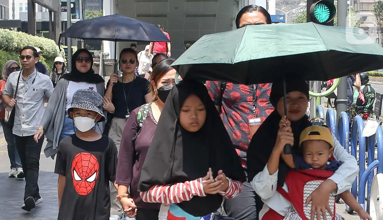 Apabila terjadi cuaca ekstremn dihimbau masyarakat tidak memaksakan perjalanan serta diharapkan mencari tempat berlindung di tempat yang kukuh. (Liputan6.com/Herman Zakharia)
