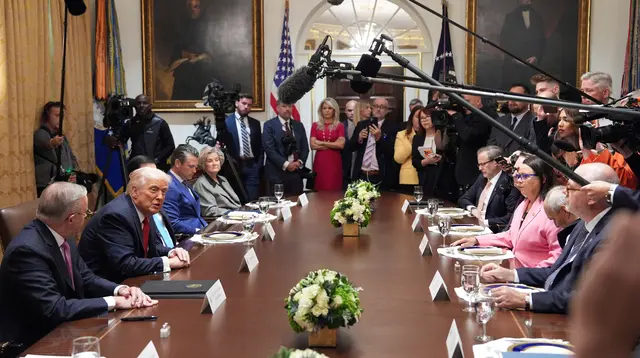 Perdana Menteri Australia Anthony Albanese, bertemu dengan Presiden Amerika Serikat (AS) Donald Trump menerima pertanyaan dari wartawan di Ruang Kabinet Gedung Putih, Senin, 20 Oktober 2025, Washington, AS. (Foto AP/Evan Vucci)