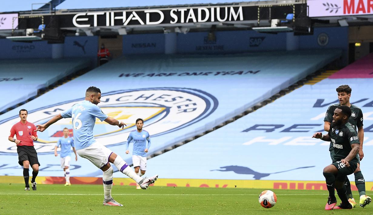 Gelandang Manchester City, Riyad Mahrez, melepaskan tendangan ke arah gawang Newcastle United pada laga lanjutan Premier League pekan ke-34 di Etihad Stadium, Kamis (9/7/2020) dini hari WIB. Manchester City menang 5-0 atas Newcastle. (AFP/Michael Regan/pool)