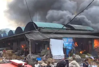 Kebakaran di Pasar Induk Kramat Jati, Senin pagi (15/12/2025). (Antara)