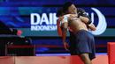 Pebulu tangkis tunggal putra Indonesia, Alwi Farhan berpelukan dengan pelatih Indra Wijaya setelah menang atas wakil Thailand, Panitchaphon Teeraratsakul dalam laga final Indonesia Masters 2026 di Istora, Senayan, Jakarta, Minggu (25/01/2026). (Bola.com/Bagaskara Lazuardi)
